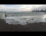 Причем шторм усиливается, волны полностью захватывают пляж